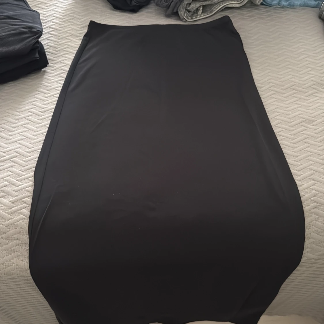 Svart långkjol i stretchigt tyg