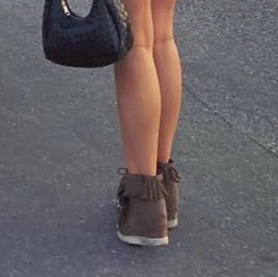 Bruna mockasneakers med fransar och kilklack - 2