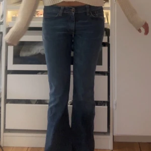Lowwaist bootcut jeans  - Bootcut vintage jeans från H&M köpta second hand. Så snygga men kommer ej till användning. Storlek 30 men passar 27-29💛