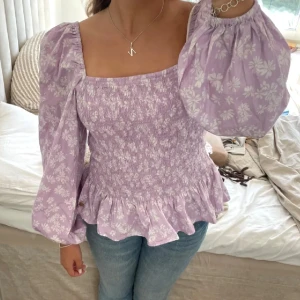 Pernilla wahlgren blus  - söt pastel lila blus från perlmkila wahlgren. köp i bundles för ett billigare pris🥰 (minns ej storlek men tror S/M)