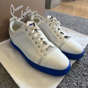 Christian Louboutin  - Unika Louboutinskor i mycket bra skick. Dom är gjorda av läder i toppkvalitet och är nyligen tvättade. Storlek 42. Kontakta vid mer frågor