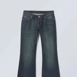 Slutsålda weekday jeans!!  - Supersnygga low waist jeans från weekday i ny skick🫶🏼 storlek 23/32 (xxs). (Nypris 590)
