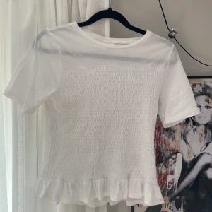 Vit blus med smock och volangkant - Supersöt vit blus med volang!!❤️