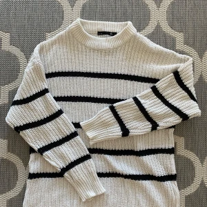 Randig stickad tröja från Lager 157 - Randig stickad tröja från Lager 157. Använd och tvättad. Längden på tröjan är fram till lårna. Storlek L men känns mindre, sitter som S. Finns ej att köpa på Lager 157 längre. 