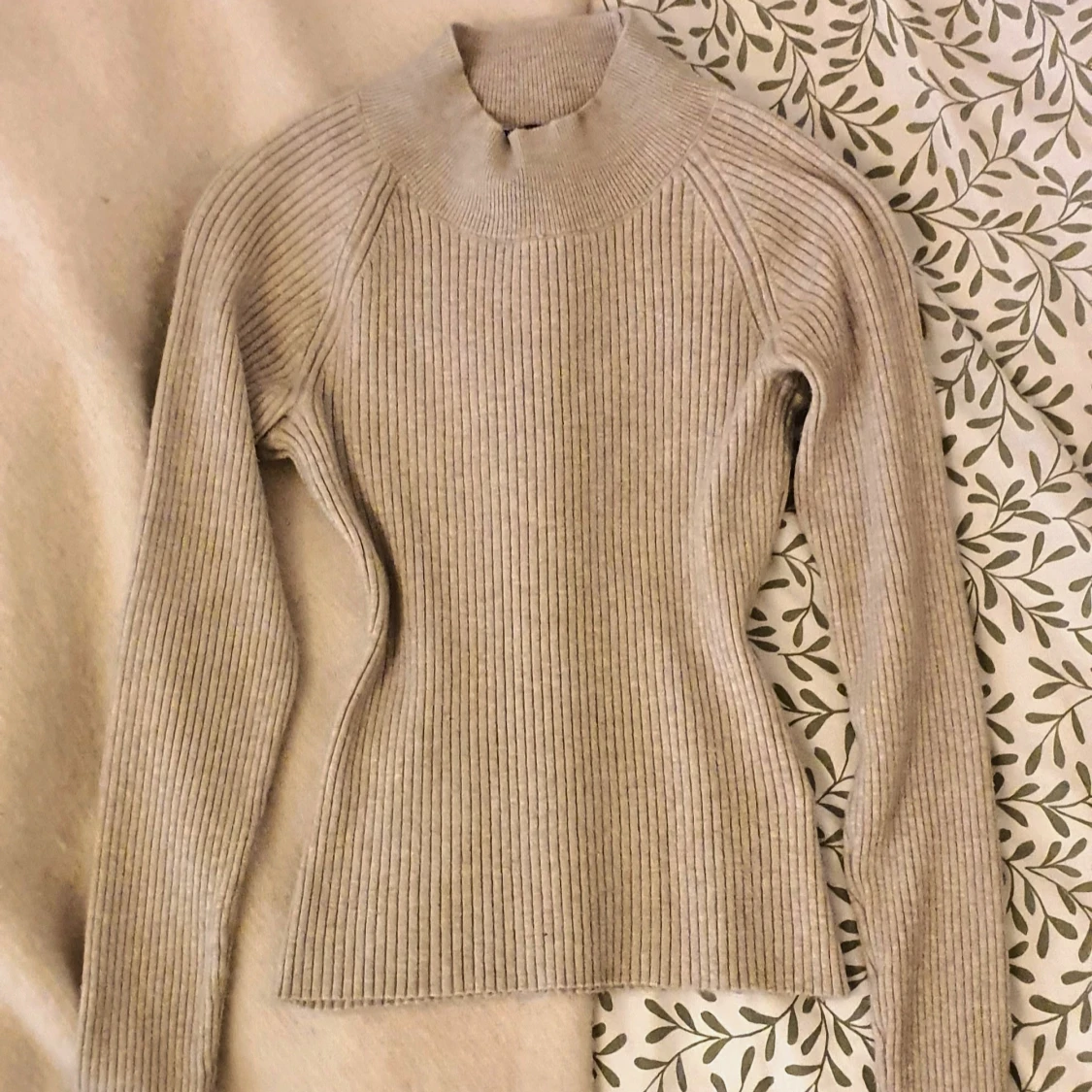 Beige ribbad stickad polotröja - 1