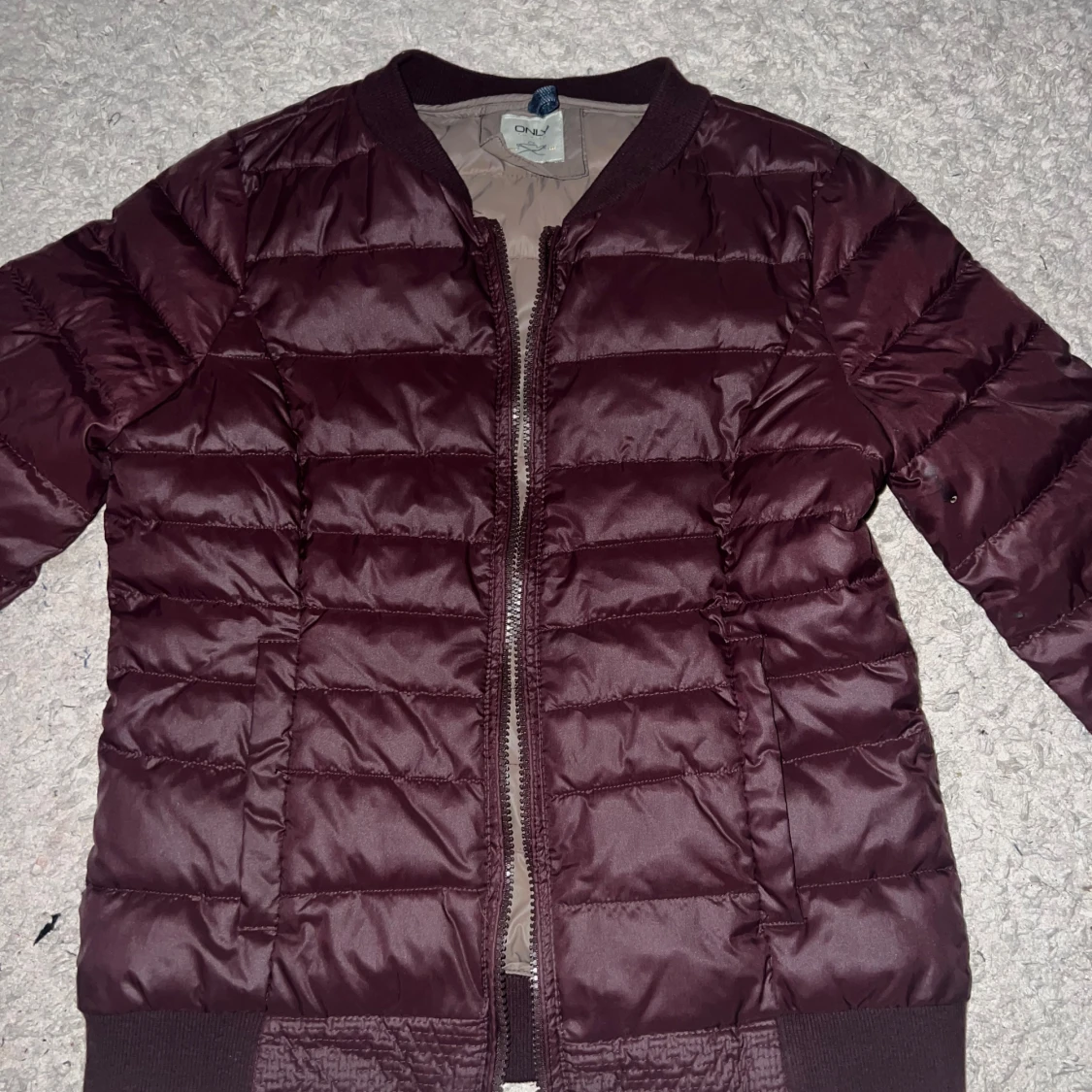 Vinröd pufferjacka från ONLY