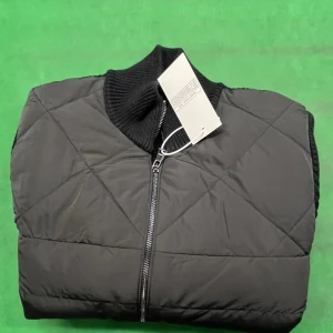 Moncler Cardigan - Äkta Moncler Cardigan – stilren & exklusiv Säljer en snygg och klassisk Moncler cardigan i [svart och vit, perfekt för dig som vill ha både stil och kvalitet. ✔️ Äkta vara (kan visa kvitto/videobevis vid behov) ✔️ Storlek: Vilken som helst ✔️ Skick: Nyskick och väldigt fint skick  ✔️ Nypris: ca 9599 kr ✔️ Mitt pris: 2500 – grymt kap!  Passar både till vardag och finare tillfällen. Ikoniskt Moncler-märke på ärmen.  