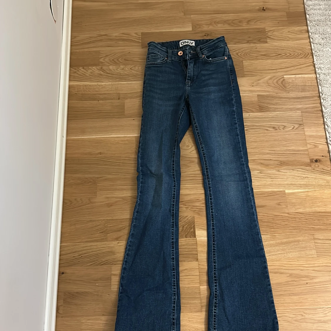 Blå bootcut jeans från ONLY