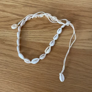 Snäck halsband - Snäck halsband köpt i Kroatien , andvänd några gånger men i ganska bra skick