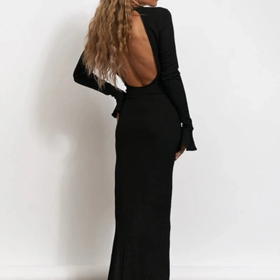 Svart långklänning med öppen rygg