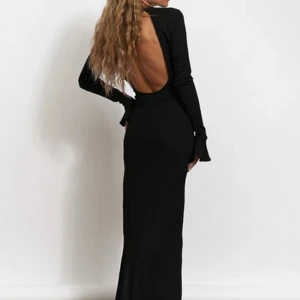 Svart långklänning med öppen rygg - Säljer min svarta långklänning från Hanna Schönberg X NA-KD. Är väl använd men i fint skick, lite nopprig på något ställe