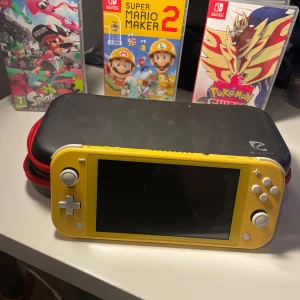 Nintendo Switch Lite med spel och fodral - Nintendo Switch Lite i en gulfärg som köptes in 2020 men har legat orört sedan 2021. Fungerar precis som den ska! Super mario maker 2, splatoon 2 och Pokémon Shield ingår. Finns fodral med spelet till alla. Ett fodral som håller switchen och spelen ingår med. Finns även ett Mario Odyssey utan fodral om det önskas! (Paketpris 1600) Om du inte vill köpa allt i ett så kan du köpa separat och isåfall kontakta mig!