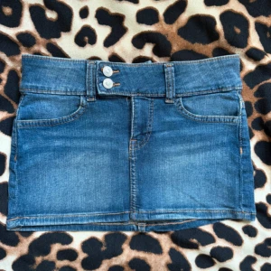 Low waist kjol  - Low waist mini kjol i superbra skick! Är ifårm h&m men säljs inte långre och är ganska efterfrågad!💗💐