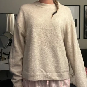 Beige stickad tröja med loose fit - Mysig beige stickad tröja med rund halsringning och avslappnad, loose passform. Tröjan har långa ärmar och ribbade muddar vid armslut🩷🩷