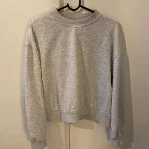 Collegetröja från Weekday - Enkel och stilren ljusgrå sweatshirt från Weekday i storlek S. Inte använd mycket, fint skick😊