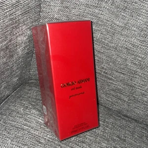 Giorgio Armani Red Musk Passione 100ml - Giorgio Armani Red Musk Passione Eau de Parfum i en snygg röd kartong. Flaskan rymmer 100 ml och doften har en djup, sensuell karaktär med inslag av mysk. Perfekt för dig som gillar exklusiva och intensiva parfymer.