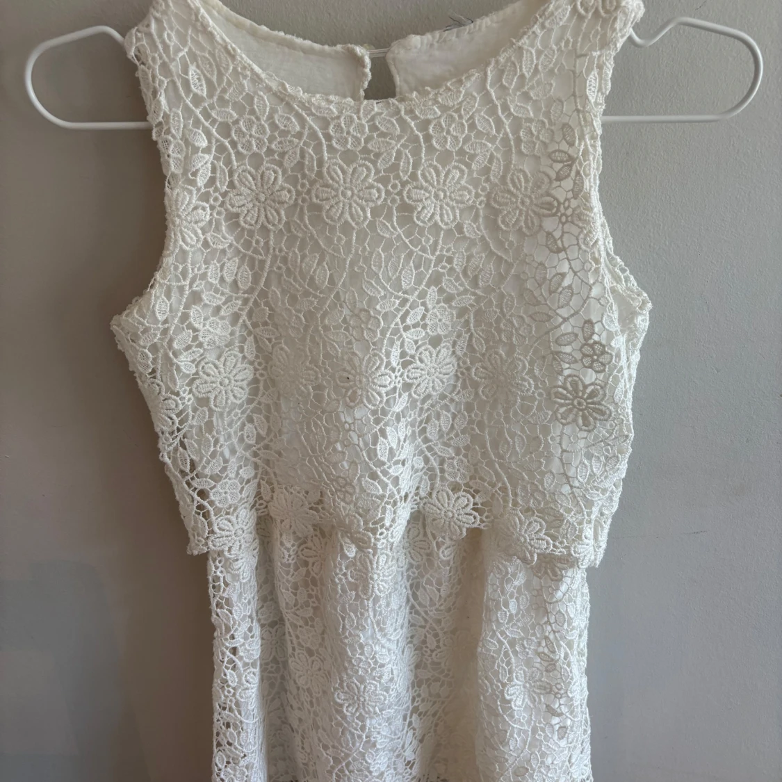 Vit spetsklänning med blommönster - 1