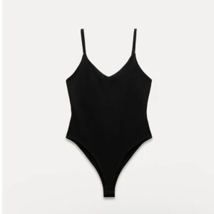 Svart body  - Säljer en svart body från Zara som inte säljs längre. Endast använd en gång och kommer inte till användning någon mer.