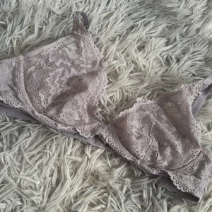 Ljuslila spets-bh med tunna axelband - Säljer en ljuslila bh med vacker spets och tunna, justerbara axelband. Bh:n har fina spetsdetaljer över hela kuporna och längs kanterna, vilket ger en romantisk och feminin känsla. Perfekt för dig som gillar mjuka pasteller och snygga detaljer.