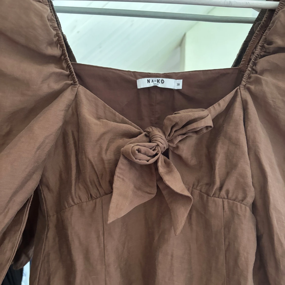 Brun klänning med rosett från NA-KD - 1