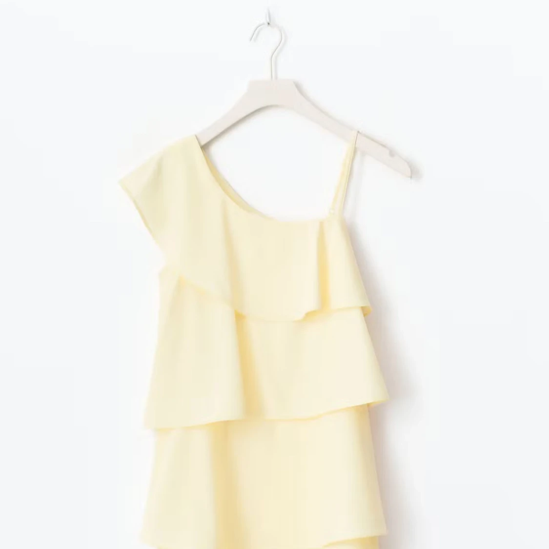 Gul volangklänning från Gina Tricot - 1