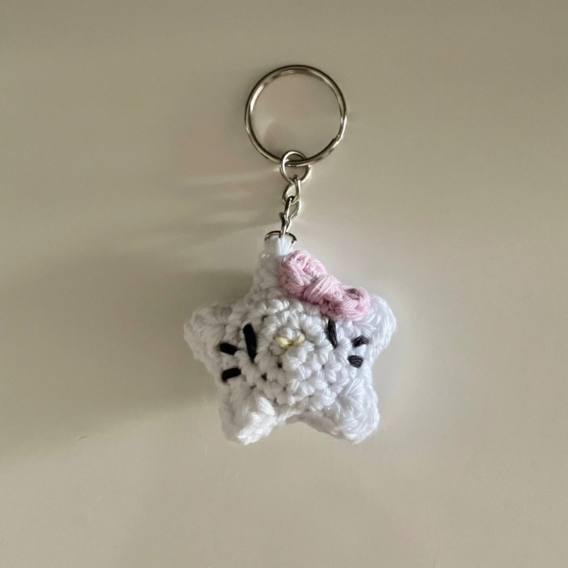 Virkad Hello Kitty nyckelring