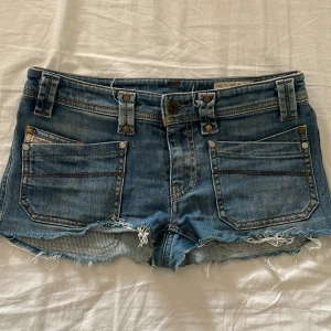 Lågmidjade 2000 diesel shorts  - Säljer ett par blå vintage diesel shorts, jätte snygga. Inte mina bilder!! Skriv vid frågor eller fler bilder❤️