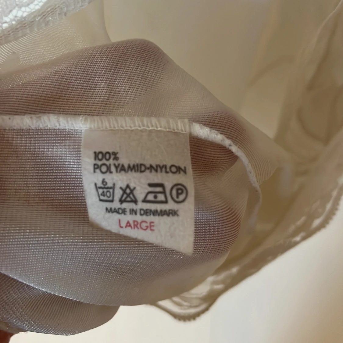 Vit spetsdetaljerad linnetopp  - 2