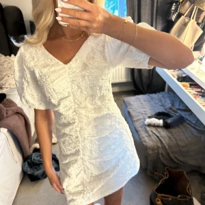 Ny byic klänning - Säljer denna nya byic klänning då ja tyvärr va för snabb att rycka bort lappen o då de blev fel storlek❤️ påminner mycket om showpos populära och slutsålda klänning!❤️