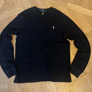 Ralph Lauren tröja - Helt ny Ralph Lauren tröja. Använd bara för att se storleken. Storlek Xl barn 18-20 år vilket symboliserar M i vanlig storlek. Passar någon som är ungefär 180-185. Inga defekter eller annat. Priset kan diskuteras.