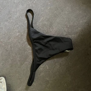 Svarta bikiniunderdelar  - Bikiniunderdel från Zaful i storlek M men skulle säga att det mer är XS/S. Helt oanvänd