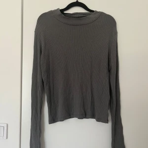 Grå ribbad långärmad tröja - Enkel och stilren grå långärmad tröja med ribbad struktur.