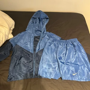 Nike blå tunn kofta med shorts - Ett set Nike kofta och shorts som passar perfekt till sommaren. Helt oanvända varor då storleken är för liten för mig. Hör av er vid intresse eller frågor