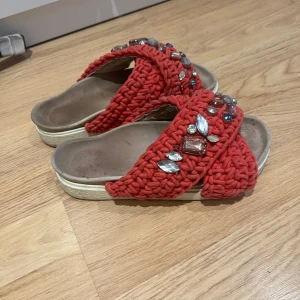 Röda  Inuikii tofflor  - Säljer mina röda Inuikii tofflor då de ej kommer till användning längre ❤️använda men fortfarande intet super bra skick, väldigt bekväma och kan användas till vilket tillfälle som helst! Storlek 38, och true to size. Nypris 2600kr 