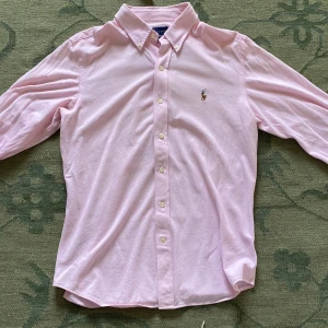 Rosa skjorta från Ralph Lauren, slim fit - Snygg rosa skjorta från Ralph Lauren i slim fit-modell. Nypris 1800kr