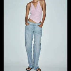 Ljusblå lågmidjade jeans från Zara - Säljer dessa snygga Zara jeans i strl 36. Helt i nyskick!🩵