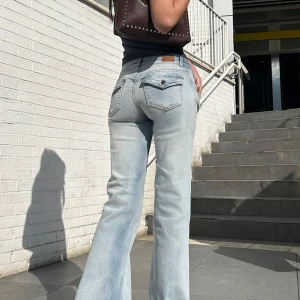 Slutsålda SUBDUED jeans Ljusblå, bootcut, low waist. Ordinarie pris: 900kr - ORDINARIE PRIS 900kr! Säljer ett par ljusblå jeans från subdued som är slutsålda, dessa bara använd 1 gång. Jeansen är uppsydda för att passa de i längden 170 ungefär. Med bootcut passform och snygga fickor med lock och knapp bak. Jeansen har låg midja och är tillverkade i klassiskt denimtyg. Perfekta för dig som gillar en avslappnad men trendig look.
