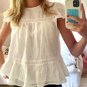 Vit blus - Vit blus från Gina tricot, använd en gång. 