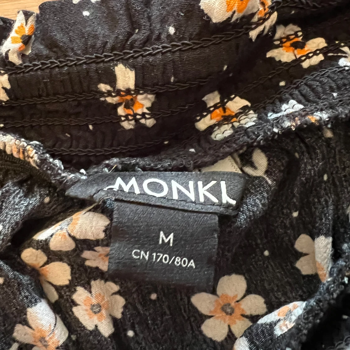 Blommig kortkjol från Monki - 2