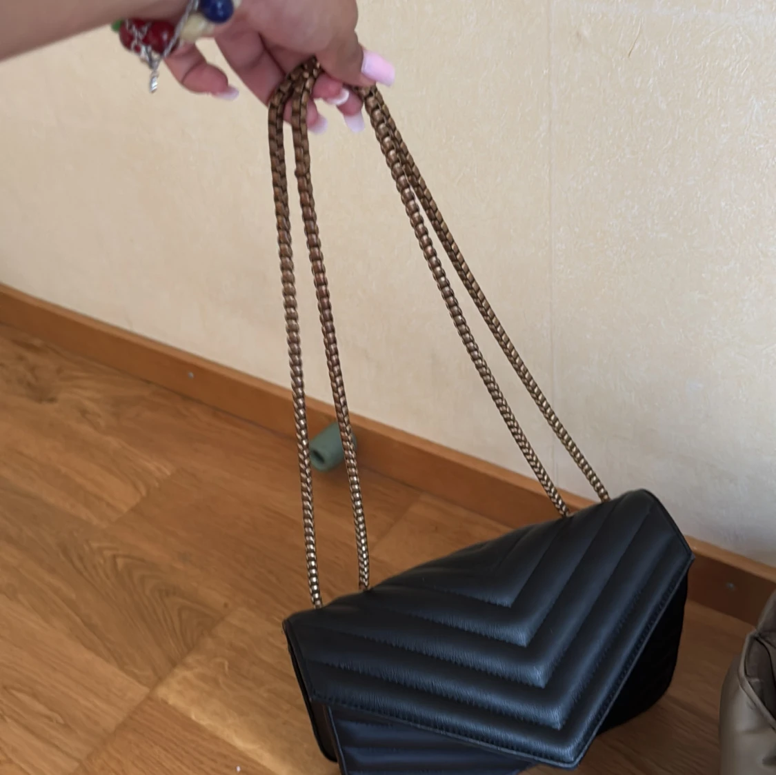 Två quiltade axelväskor med kedja - 2