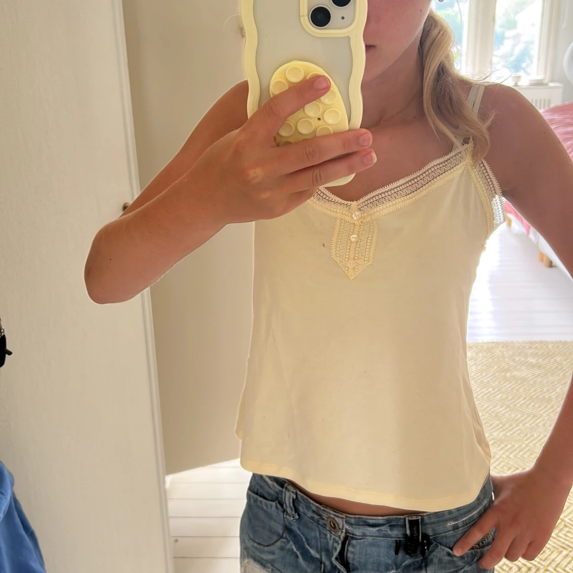 Gul linnetopp med spets från Women'secret