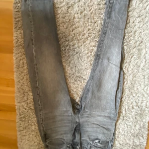 Grå jeans från lager 157, W29 L32 - Snygga grå jeans från lager 157 med klassisk femficksdesign och raka ben. Jeansen har en tvättad look och är tillverkade i mjukt denimtyg. Perfekta för dig som gillar en enkel och stilren vibe.