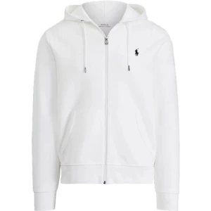 Vit hoodie från Polo Ralph Lauren - Vit hoodie från Polo Ralph Lauren med dragkedja, huva med snörning och klassisk logga broderad på bröstet. Mjuk bomullskänsla, två fickor framtill och ribbade muddar. Perfekt för en clean och stilren look.