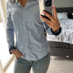 Blå skjorta - Blå skjorta med detaljer på kragen från Tommy Hilfiger