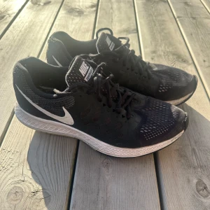 Nike Zoom Pegasus 31 löparskor svart - Svarta Nike Zoom Pegasus 31 sneaker. Ligger ute på fler sidor först till kvarn 