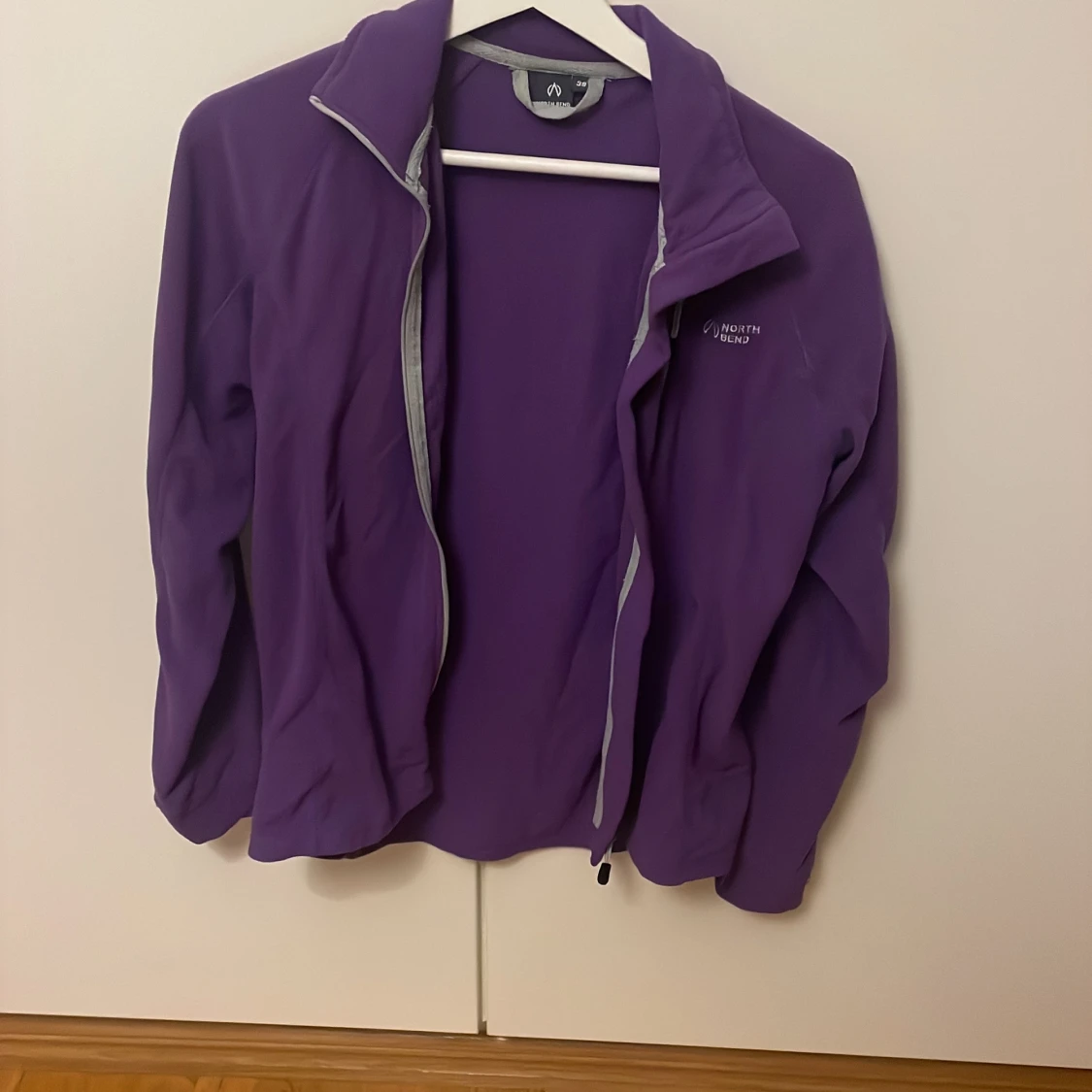 Lila fleecejacka från North Bend