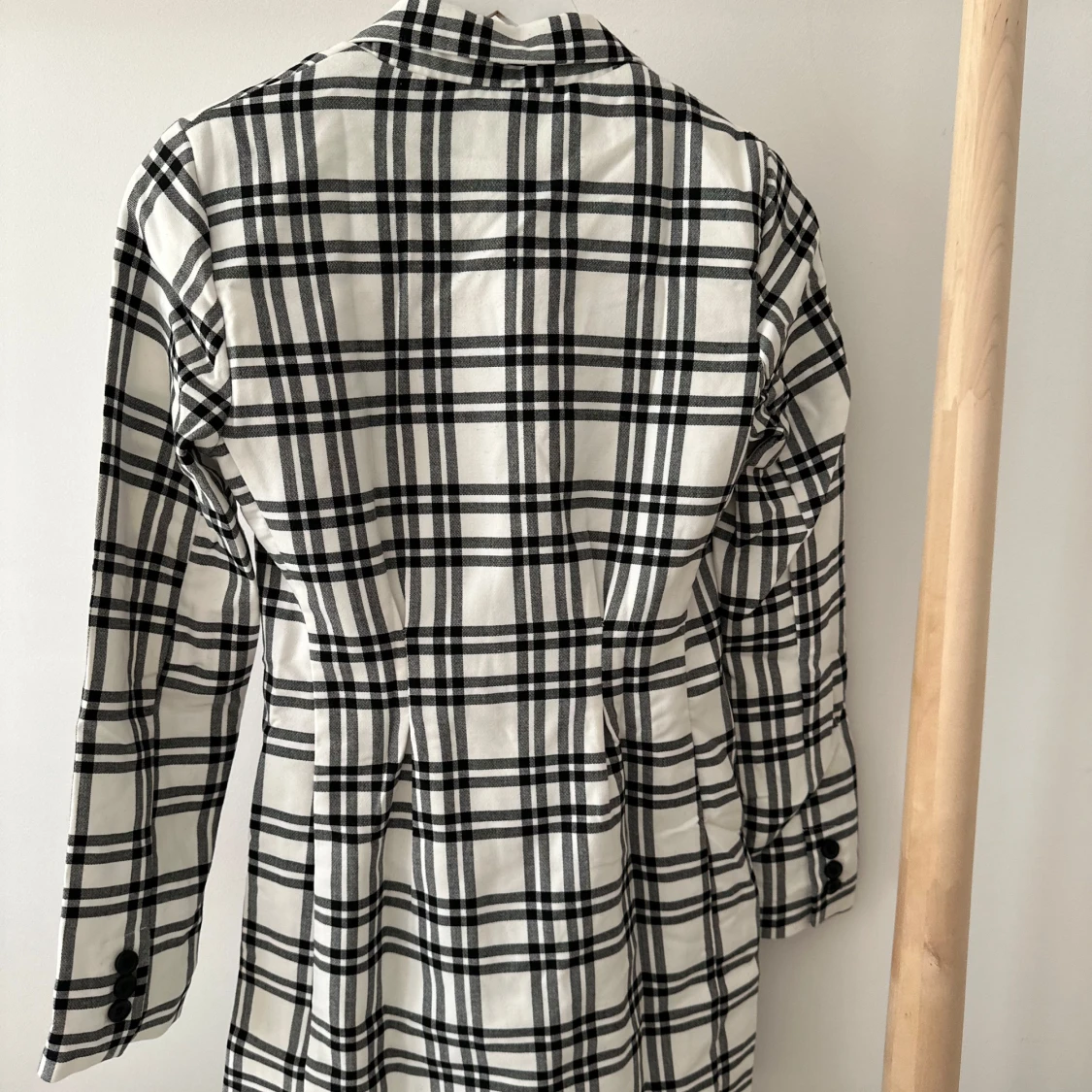 Blazerklänning med dubbelknäppning  - 2