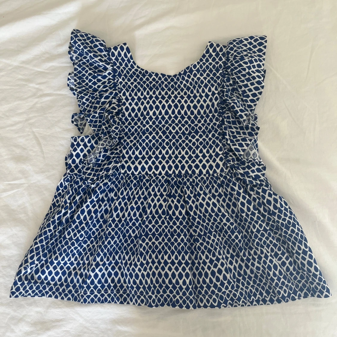 Blåvit mönstrad blus med volangärmar