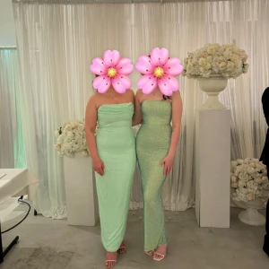 Oh Polly klänningar - Säljer två mintgröna Oh polly klänningar. Den till höger är storlek 6 och den vänstra är storlek 12. Klänningarna är i fint, och säljs för 1000 kr vardera. Köparen står för frakten. 