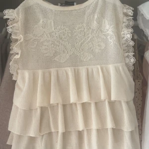 Vit volangblus med spetsdetaljer - Supersöt vit blus från Zara!❣️❣️❣️är i storlek m men sitter som xs/s